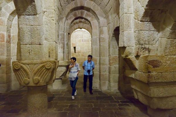 Couple dans la crypte du monastère de Leyre